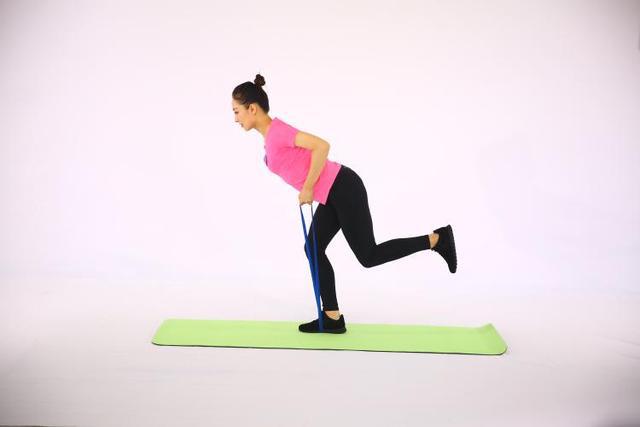 教你拉力芒果体育绳的15个动作让你在家也可以健身(图3)