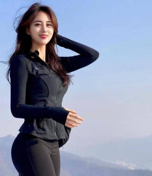 27岁韩国小芒果体育姐姐身材堪称黄金比例坚持健身令她魅力十足(图2)