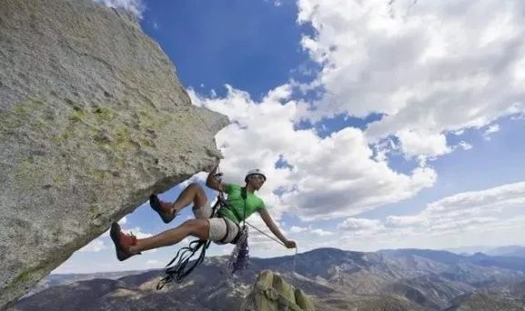 芒果体育世界十大最危险的运动排名榜单揭晓！徒手攀岩排名第一！(图1)