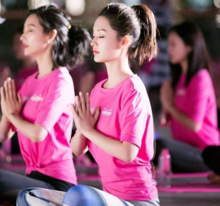 李沁在私人芒果体育豪华室练瑜伽身材长相太美了被称为最美瑜伽女神(图3)