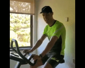 C罗在家骑单车坚持健身不放松对镜头比划666还大秀肱二头肌芒果体育(图1)