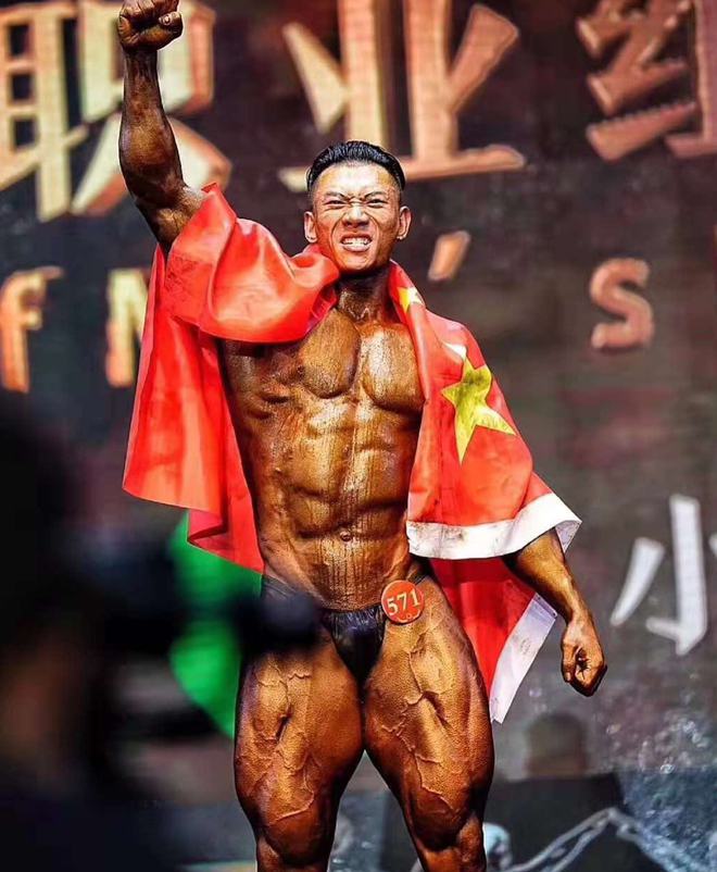 中国第一肌肉巨兽鹿晨辉：自费60万比赛从穷小伙到芒果体育健美第一人！(图5)
