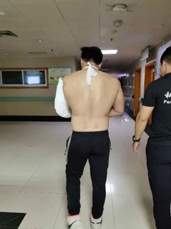 芒果体育广东一健身教练和人掰手腕结果脚一滑身一摔手臂骨折了！(图1)
