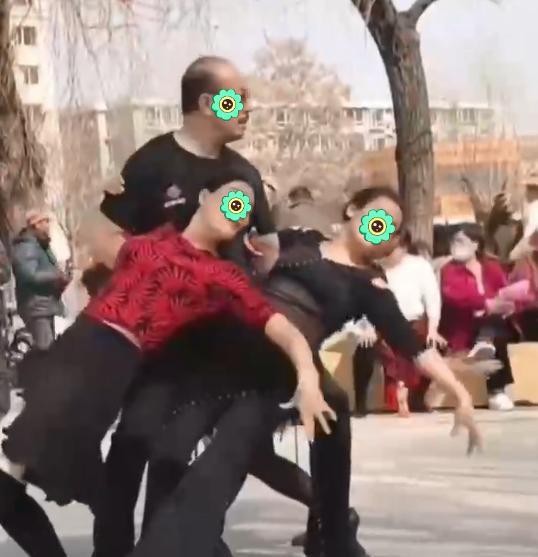 大爷金博体育带着几位大妈跳广场舞引围观网友：时而搂两时而搂三(图3)