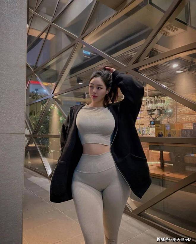 金博体育韩国模特晒健身照身穿包臀裙秀肌肉网友：不要太撩人(图1)