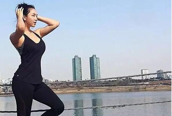 金博体育韩国健身女教练撩走肌肉巨无霸网友称美女与野兽的组合(图3)