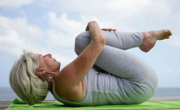 金博体育一项更适合钟老年人的运动：瑜伽让你年轻有活力气质好(图1)