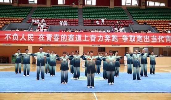 湘南学院举行2023年“迎五一”教职工健身气功“八段锦”比赛金博体育(图2)