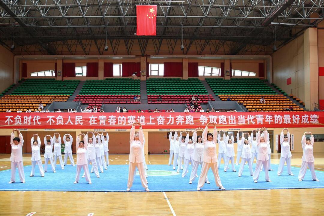 湘南学院举行2023年“迎五一”教职工健身气功“八段锦”比赛金博体育(图3)